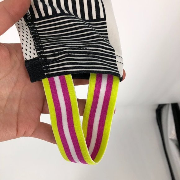 NWT Nike black white abstract Leg-A-See leggings foot  strap xs - Picture 10 of 15